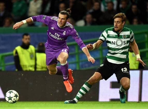 LISBON, Nov. 22, 2016 -- Real Madrid s Gareth Bale(L) vies with Sporting CP s Sebastian Coates during the UEFA Champions League Group F soccer match between Sporting CP and Real Madrid CF at Alvalade stadium in Lisbon, Portugal, Nov. 22, 2016. Real Madrid won 2-1. )(wll) (SP)PORTUGAL-LISBON-SOCCER-UEFA CHAMPIONS LEAGUE-SPORTING CP VS REAL MADRID ZhangxLiyun 