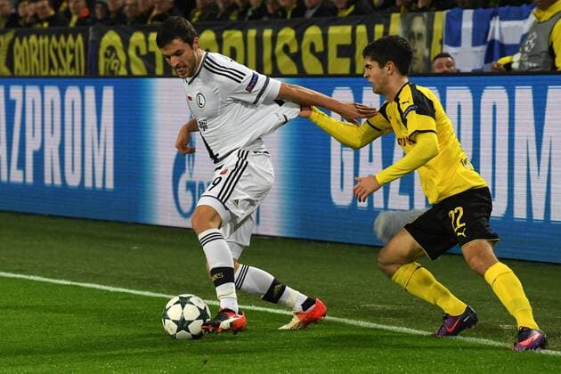 Fussball, UEFA Champions League, Saison 2016 2017, Spieltag 5, Borussia Dortmund-Legia Warschau , 22.11.2016, Signal Iduna Park , Dortmund, Bartosz Bereszynski Legia Warschau, Christian Pulisic, BVB
