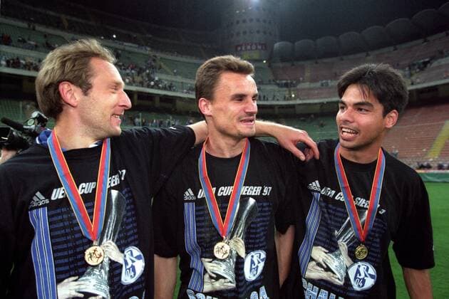 Fußball, FC Schalke 04, UEFA-Pokal Sieger 1997 FC Schalke 04, UEFA Cup Sieger 1996 1997, v.li.: Andreas Müller, Martin Max, David Wagner