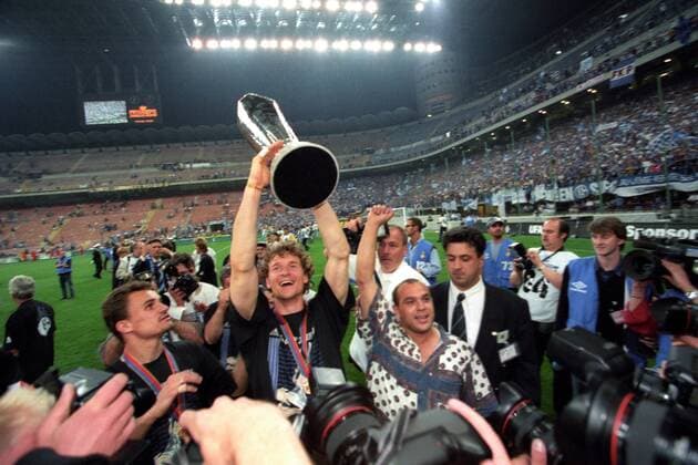 Fußball, FC Schalke 04, UEFA-Pokal Sieger 1997 FC Schalke 04, UEFA Cup Sieger 1996 1997, Torwart Jens Lehmann präsentiert die Trophäe, li. Martin Max