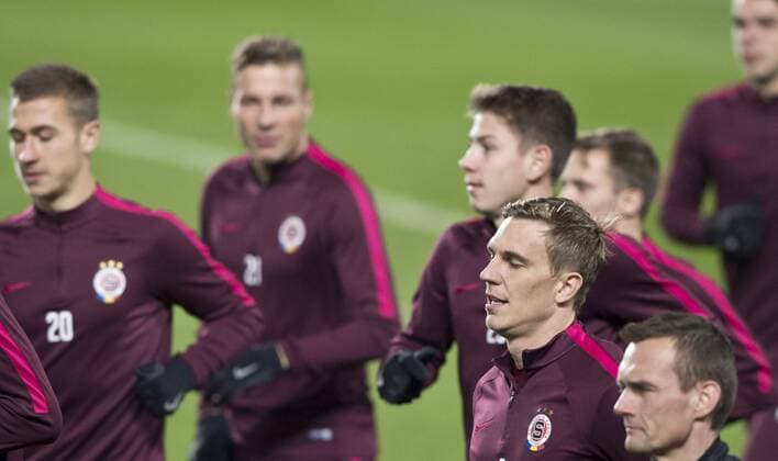 Player of Sparta Borek Dockal (right) trains prior to the AC Sparta Praha - Southampton match in Prague, Czech Republic, November 23, 2016. (CTKxPhoto MichalxKamaryt) CTKPhotoP201611230750601  kmt 6