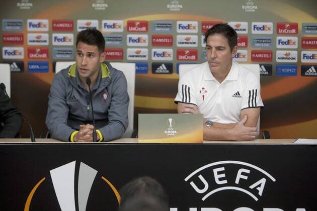 Celta Vigo s Argentinian head coach Eduardo Berizzo (R) and defender Hugo Mallo (L) during the press conference PK Pressekonferenz held in Vigo, Galicia, Spain on 23 November 2016 on the eve of the Europa League match against Standard Liege. Celta Vigo s press conference !ACHTUNG: NUR REDAKTIONELLE NUTZUNG!  20161123-636155192202315276