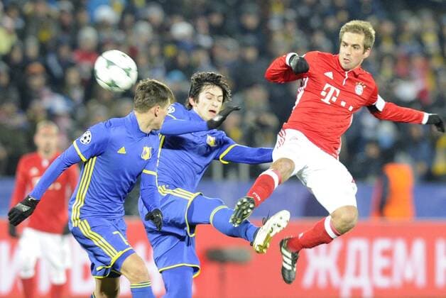 ROSTOV-ON-DON, RUSSIA - NOVEMBER 23, 2016: FC Rostov s Dmitry Poloz, Sardar Azmoun, and FC Bayern Munich s Philipp Lahm (L-R) struggle for the ball in their 2016 17 UEFA Champions League Group D Round 5 football match at the Olimp-2 Stadium. Valery Matytsin TASS  TS0389B6