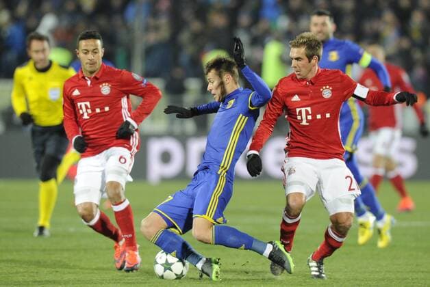 ROSTOV-ON-DON, RUSSIA - NOVEMBER 23, 2016: FC Rostov s Dmitry Poloz (C front), FC Bayern Munich s Thiago Alcantara and Philipp Lahm (L-R front in red) struggle for the ball in their 2016 17 UEFA Champions League Group D Round 5 football match at the Olimp-2 Stadium. Valery Matytsin TASS  TS0389B9