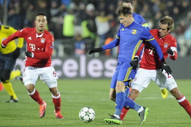 ROSTOV-ON-DON, RUSSIA - NOVEMBER 23, 2016: FC Bayern Munich s Thiago Alcantara (L), Philipp Lahm (R back), and FC Rostov s Dmitry Poloz (L front) struggle for the ball in their 2016 17 UEFA Champions League Group D Round 5 football match at the Olimp-2 Stadium. Valery Matytsin TASS  TS0389BD