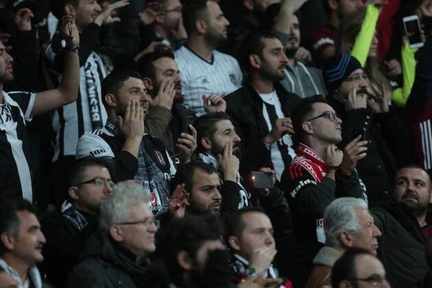 Fußball, CL, Besiktas Istanbul Fans protestieren in Gebärdensprache gegen Rassismus Benfica s supporters during a UEFA Champions League, group B soccer match, between Besiktas and Benfica at Vodafone Arena in Istanbul, 23rd of November, 2016. (  Copyright: TolgaxAdanalix-xDepoxPhotos 15565968