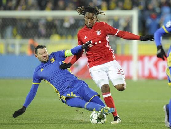 ROSTOV-ON-DON, RUSSIA - NOVEMBER 23, 2016: FC Rostov s Alexandru Gatcan (L) and FC Bayern Munich s Renato Sanches struggle for the ball in their 2016 17 UEFA Champions League Group D Round 5 football match at the Olimp-2 Stadium. Rostov won the game 3-2. Valery Matytsin TASS  TS0389C9