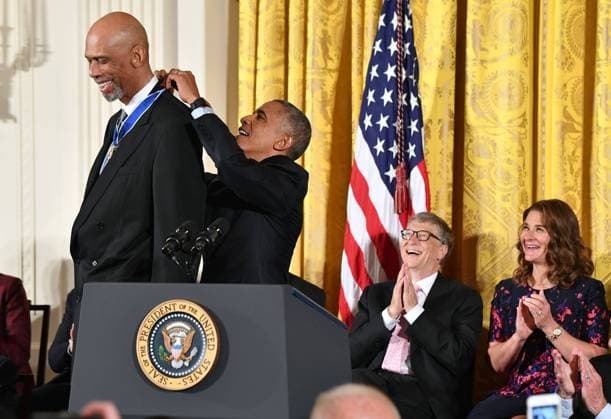 President Barack Obama awards the Presidential Medal of freedom to basketball legend Kareem Abdul-Jabbar, during a ceremony at the White House in Washington, D.C. on November 22, 2016. Obama awarded 21 medals to distinguished innovators, entertainers athletes and philanthropists  imago 74832015 imagoxstock&people