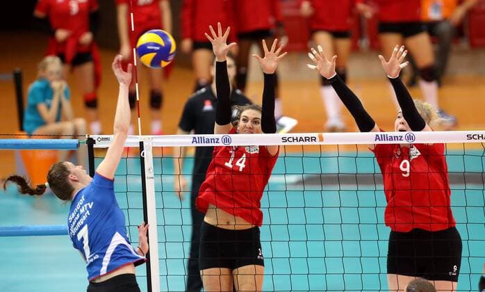 Stuttgart Volleyball DVV-Pokal Halbfinale Allianz MTV Stuttgart vs. Rote Raben Vilbiburg, v.l. Renata Sandor (MTV), Lena Stigrot und Marlies Wagendorp (Raben)