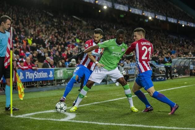 Atletico de Madrid s players Yannick Ferreira-Carrasco (L) and Kevin Gameiro (R) fight for the ball with PSV Eindhoven s Dutch striker Steven Bergwijn during the UEFA Champions League 5th journey match between Atletico de Madrid and PSV Einhoven at Vicente Calderon stadium in Madrid, Spain, 23 November 2016. ATLETICO MADRID VS. PSV !ACHTUNG: NUR REDAKTIONELLE NUTZUNG!  MAD001 20161123-636155317684950669