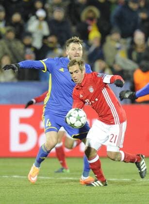 ROSTOV-ON-DON, RUSSIA - NOVEMBER 23, 2016: FC Rostov s Vladimir Granat (L) and FC Bayern Munich s Philipp Lahm struggle for the ball in their 2016 17 UEFA Champions League Group D Round 5 football match at the Olimp-2 Stadium. Rostov won the game 3-2. Valery Matytsin TASS  TS0389D1