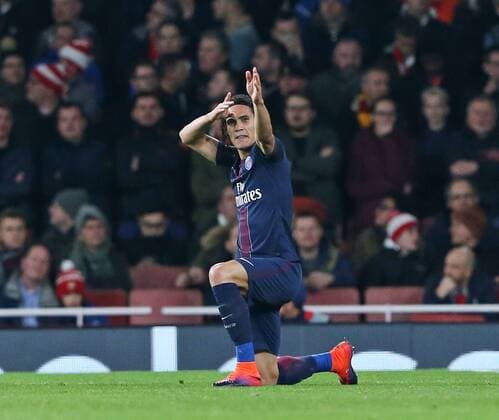 Bilder des Tages - SPORT PSG s Edinson Cavani celebrates scoring his sides opening goal during the Champions League group A match at the Emirates Stadium, London. Picture date November 23rd, 2016 Pic David Klein Sportimage EDITORIAL USE ONLY. No use with unauthorised audio, video, data, fixture lists, club league logos or live services. Online in-match use limited to 120 images, no video emulation. No use in betting, games or single club league player publications.