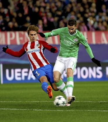 Atletico de Madrid s French striker Antoine Griezmann (L) fights for the ball with PSV Eindhoven Gaston Pereiro during the UEFA Champions League 5th journey match between Atletico de Madrid and PSV Einhoven at Vicente Calderon stadium in Madrid, Spain, 23 November 2016. ATLETICO MADRID VS. PSV !ACHTUNG: NUR REDAKTIONELLE NUTZUNG!  MAD001 20161123-636155326855013369