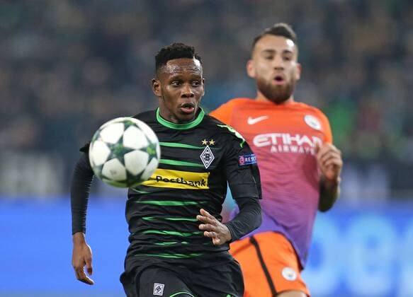 23.11.2016, Fussball UEFA Champions League 2016 2017, Gruppenphase, 5.Spieltag, Borussia Mönchengladbach - Manchester City, im Borussia-Park Mönchengladbach. v.l. Ibrahima Traore (Gladbach) gegen Nicolas Otamendi (Manchester City) 