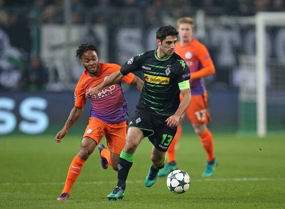23.11.2016, Fussball UEFA Champions League 2016 2017, Gruppenphase, 5.Spieltag, Borussia Mönchengladbach - Manchester City, im Borussia-Park Mönchengladbach. v.l. Raheem Sterling (Manchester City) gegen Lars Stindl (Gladbach) 