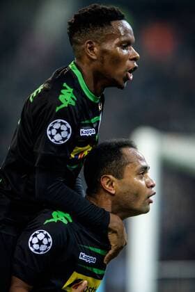 Raffael (Borussia Moenchengladbach 11) und Ibrahima Traore (Borussia Moenchengladbach 16) beim Torjubel nach dem Treffer zum 1:0 beim Championsleague Spiel zwischen Borussia Moenchengladbach und Manchester City am 23.11.2016, Moenchengladbach Copyright: xSchuelerx xEibnerx-xPressefotox EP_JSE