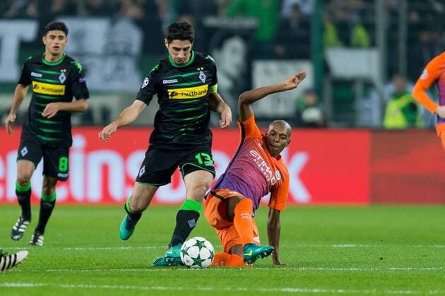 Moenchengladbach, Germany 23.11.2016, UEFA Champions League - 2016 17 Season, Group C - Matchday 5, Borussia Moenchengladbach - Manchester City FC, Lars Stindl (Moenchengladbach) und Fernandinho (ManC) im zweikampf ( DeFodi001