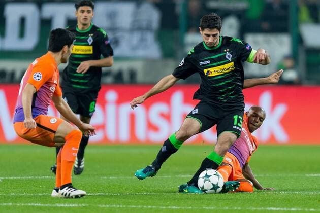 Moenchengladbach, Germany 23.11.2016, UEFA Champions League - 2016 17 Season, Group C - Matchday 5, Borussia Moenchengladbach - Manchester City FC, Lars Stindl (Moenchengladbach) und Fernandinho (ManC) im zweikampf ( DeFodi001
