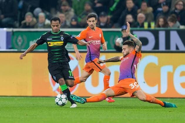 Moenchengladbach, Germany 23.11.2016, UEFA Champions League - 2016 17 Season, Group C - Matchday 5, Borussia Moenchengladbach - Manchester City FC, Raffael (Moenchengladbach) und Nicolas Otamendi (ManC)im zweikampf ( DeFodi001