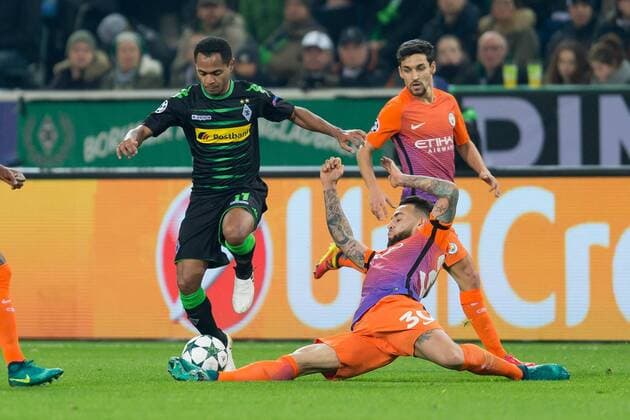 Moenchengladbach, Germany 23.11.2016, UEFA Champions League - 2016 17 Season, Group C - Matchday 5, Borussia Moenchengladbach - Manchester City FC, Raffael (Moenchengladbach) und Nicolas Otamendi (ManC)im zweikampf ( DeFodi001