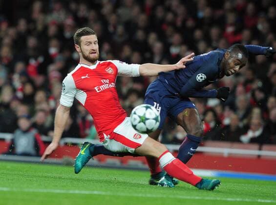 Football - 2016 2017 UEFA Champions League - Group A: Arsenal vs. Paris Saint-Germain Blaise Matuidi of PSG beats Shkodran Mustafi to cross the ball for Cavani to score his goal at The Emirates. COLORSPORT ANDREW COWIE 