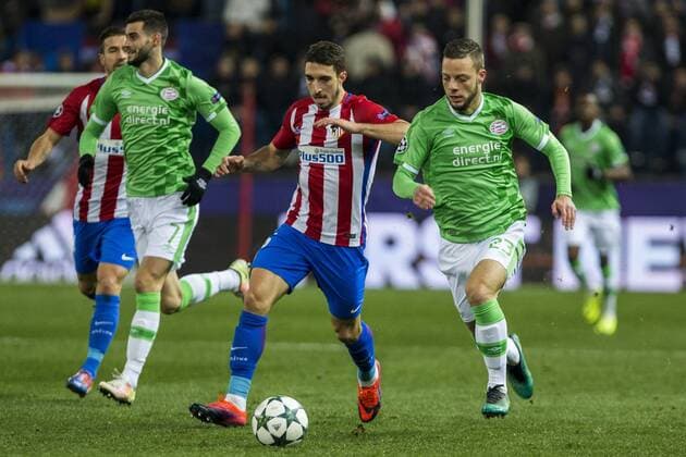 Atletico de Madrid s Gabi Fernandez Vrsaljko and PSV Eindhoven s Gaston Pereiro, Remko Pasveer during the Champions League match between Atletico de Madrid and PSV Eindhoven at Vicente Calderon Stadium in Madrid , Spain. November 23, 2016.  (20161123002)