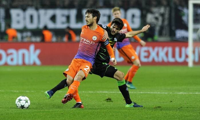 Fussball, UEFA Champions League, Herren, Saison 2016 2017, Gruppe C, 5. Spieltag, Borussia Park Mönchengladbach, Bor. Mönchengladbach (schwarz) - Manchester City (orange); David Silva (Man City), Tobias Strobl (Gladbach), Aktion.