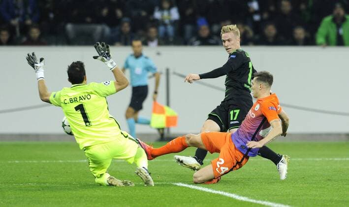 Fussball, UEFA Champions League, Herren, Saison 2016 2017, Gruppe C, 5. Spieltag, Borussia Park Mönchengladbach, Bor. Mönchengladbach (schwarz) - Manchester City (orange); Oscar Wendt (Gladbach), Claudio Bravo (Man City), John Stones (Man City), Aktion.