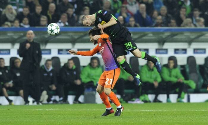 Fussball, UEFA Champions League, Herren, Saison 2016 2017, Gruppe C, 5. Spieltag, Borussia Park Mönchengladbach, Bor. Mönchengladbach (schwarz) - Manchester City (orange); Tony Jantschke (Gladbach), David Silva (Man City), Aktion.