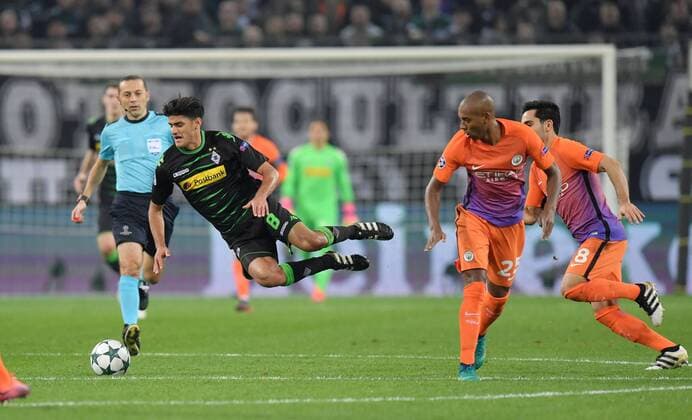 23.11.2016, Fussball UEFA Champions League 2016 17, Vorrunde, 5. Spieltag, Borussia Moenchengladbach - Manchester City, Mahmoud Dahoud (Borussia Moenchengladbach), li., wird von Fernandinho (Manchester City) gefoult