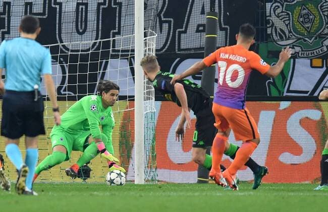 23.11.2016, Fussball UEFA Champions League 2016 17, Vorrunde, 5. Spieltag, Borussia Moenchengladbach - Manchester City, Torwart Yann Sommer (Borussia Moenchengladbach), li., pariert einen Schuss von Sergio Agüero (Manchester City)