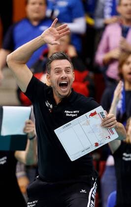 Stuttgart Volleyball DVV-Pokal Halbfinale Allianz MTV Stuttgart vs. Rote Raben Vilbiburg, Trainer Guillermo Naranjo Hernandez (MTV) jubelt