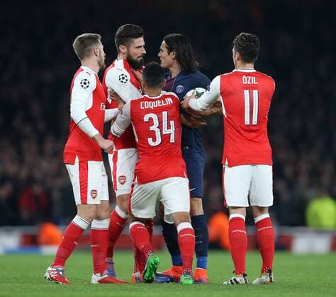 PSG s Edinson Cavani catches ArsenalâÄ?s Olivier Giroud during the Champions League group A match at the Emirates Stadium, London. Picture date November 23rd, 2016 Pic David Klein Sportimage EDITORIAL USE ONLY. No use with unauthorised audio, video, data, fixture lists, club league logos or live services. Online in-match use limited to 120 images, no video emulation. No use in betting, games or single club league player publications.
