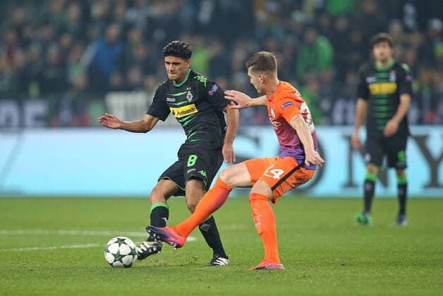 23.11.2016, Fussball UEFA Champions League 2016 2017, Gruppenphase, 5.Spieltag, Borussia Mönchengladbach - Manchester City, im Borussia-Park Mönchengladbach. v.l. Mahmoud Dahoud (Gladbach) gegen John Stones (Manchester City) 