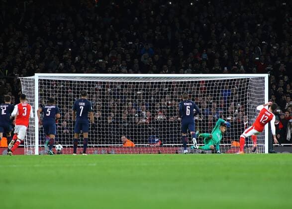23.11.2016. Emirates Stadium, London, England. UEFA Champions League Football. Arsenal versus Paris Saint Germain. Arsenal Forward Olivier Giroud scores from the spot, sending Paris Saint-Germain Goalkeeper Alphonse Ar& xe9;ola the wrong way and levels the score, 1-1 xMarkxKertonx  ActionPlus11813106