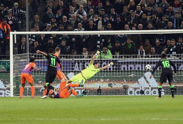 Championsleague: Borussia Mönchengladbach - Manchester City 23.11.2016. Tor zum 1:0 für Mönchengladbach durch Raffael (11 li.). Tw. Claudio Bravo (City) streckt sich vergebens. Re: Traore (16 BMG). HM