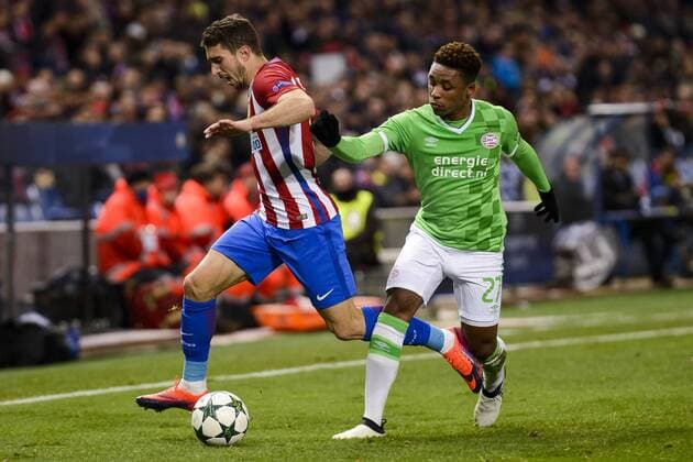 Atletico de Madrid s player Sime Vrsaljko and PSV Eindhoven s player Steven Bergwijn during a match of La Liga at Santiago Bernabeu Stadium in Madrid. November 06, Spain. 2016.  (20161123015)