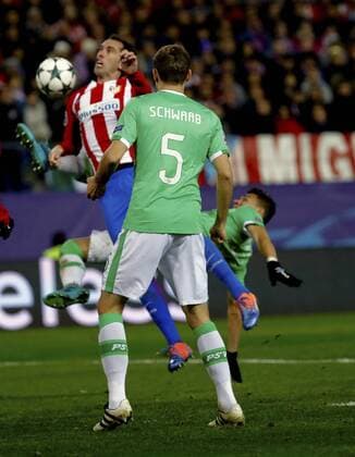 Atletico de Madrid s Uruguayan defense Diego Godin (L) in action before PSV Eindhoven s German defense Daniel Schwaab during the UEFA Champions League 5th journey match between Atletico de Madrid and PSV Einhoven at Vicente Calderon stadium in Madrid, Spain, 23 November 2016. ATLETICO MADRID VS. PSV !ACHTUNG: NUR REDAKTIONELLE NUTZUNG!  MAD001 20161123-636155353383384558