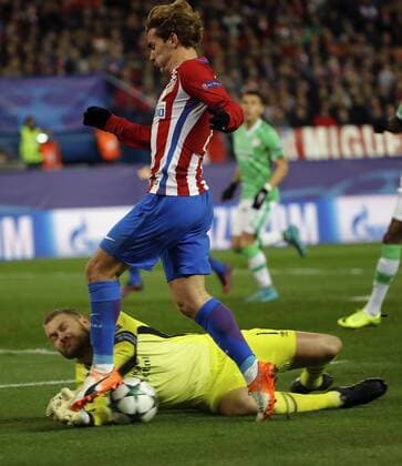 Atletico de Madrid s French striker Antoine Griezmann (up) tries to score before PSV Eindhoven s goalkeeper Jeroen Zoet (down) during the UEFA Champions League 5th journey match between Atletico de Madrid and PSV Einhoven at Vicente Calderon stadium in Madrid, Spain, 23 November 2016. ATLETICO MADRID VS. PSV !ACHTUNG: NUR REDAKTIONELLE NUTZUNG!  MAD001 20161123-636155354630892567