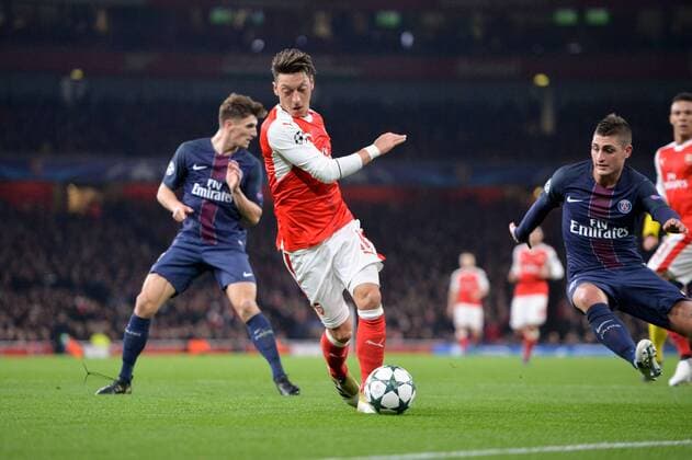 11 MESUT OZIL (ars) - 06 MARCO VERRATTI (psg) - Fussball, Champions League, FC Arsenal vs. Paris Saint Germain PSG - 23 11 2016 AnthonyBIBARD FEP Panoramic 