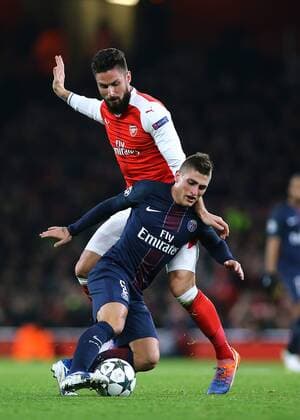 23.11.2016. Emirates Stadium, London, England. UEFA Champions League Football. Arsenal versus Paris Saint Germain. Paris Saint-Germain Midfielder Marco Verratti pressured by Arsenal Forward Olivier Giroud during a PSG attack xMarkxKertonx  ActionPlus11813294