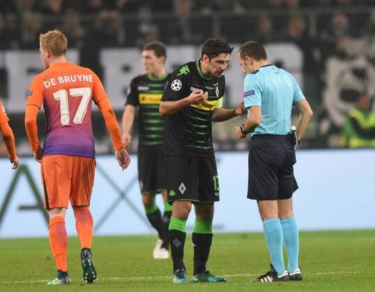 Championsleague: Borussia Mönchengladbach - Manchester City 23.11.2016. Lars Stindl (BMG) diskutiert mit Schiedsrichter Cüneyt Cakir. Li: Kevin de Bruyne (Man. City). HM