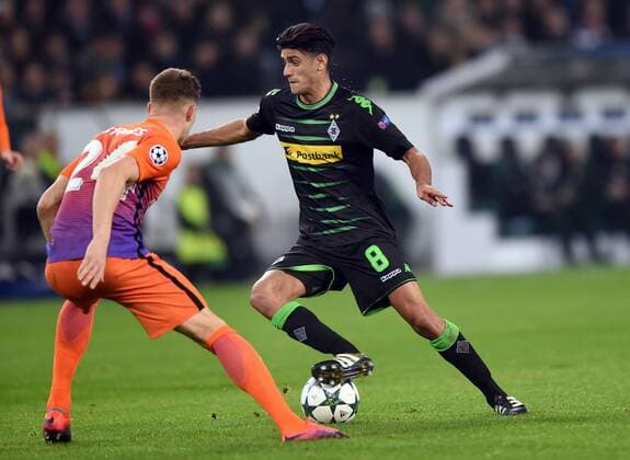 Championsleague: Borussia Mönchengladbach - Manchester City 23.11.2016. Mahmoud Dahoud (BMG) Aktion vor John Stones (Man. City). HM