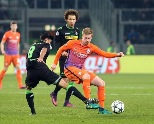 Championsleague: Borussia Mönchengladbach - Manchester City 23.11.2016. Zweikampf zw. Mahmoud Dahoud (BMG li.) und Kevin De Bruyne (Man. City). Im Hintergrund: Fabian Johnson (BMG). HM