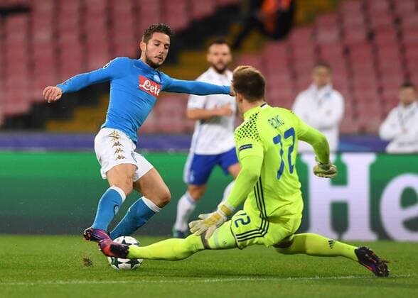 (161124) -- NAPLES, Nov. 24, 2016 -- Dries Mertens (L) of Napoli vies with Artur Rudko, goalie of Dinamo Kiev, during the UEFA Champions League Group B match between Napoli and Dynamo Kiev at the San Paolo stadium in Naples on Nov. 23, 2016. The match ended with a 0-0 draw. )(wll) (SP)ITALY-NAPLES-SOCCER-UEFA CHAMPIONS LEAGUE-NAPOLI VS DINAMO KIEV AlbertoxLingria 