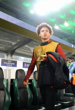 Fussball, UEFA Champions League, Herren, Saison 2016 2017, Gruppe C, 5. Spieltag, Borussia Park Mönchengladbach, Bor. Mönchengladbach (schwarz) - Manchester City (orange) 1:1; Leroy Sane (Man City) auf dem Weg zur Bank.