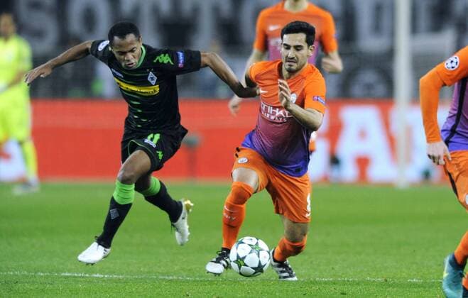 Fussball, UEFA Champions League, Herren, Saison 2016 2017, Gruppe C, 5. Spieltag, Borussia Park Mönchengladbach, Bor. Mönchengladbach (schwarz) - Manchester City (orange) 1:1; Ilkay Gündogan (Man City), Raffael (Gladbach), Aktion.