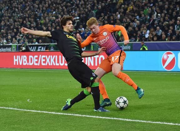 23.11.2016, Fussball UEFA Champions League 2016 17, Vorrunde, 5. Spieltag, Borussia Moenchengladbach - Manchester City 1:1, Kevin De Bruyne (Manchester City), re., gegen Tobias Strobl (Borussia Moenchengladbach)