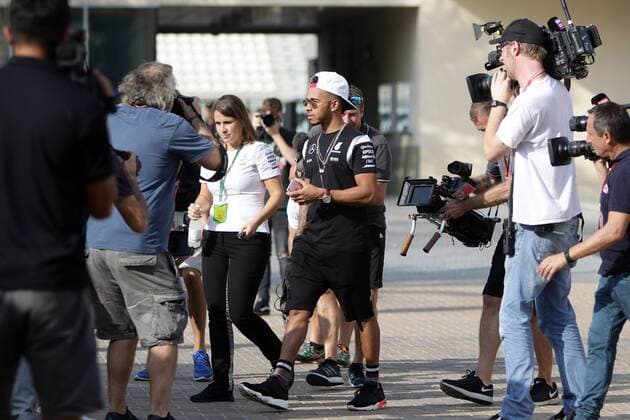 Abu Dhabi Grand Prix, UAE 24 - 27 November 2016 24.11.2016 - Lewis Hamilton (GBR) Mercedes AMG F1 W07 Hybrid 