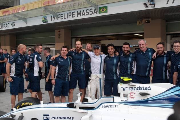 Abu Dhabi Grand Prix, UAE 24 - 27 November 2016 24.11.2016 - Valtteri Bottas (FIN) Williams FW38 and and his mechanics 